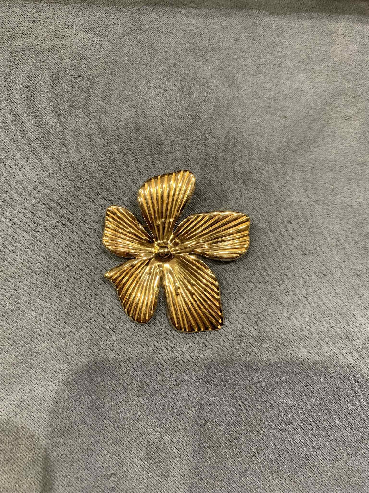 Broche fleur striée