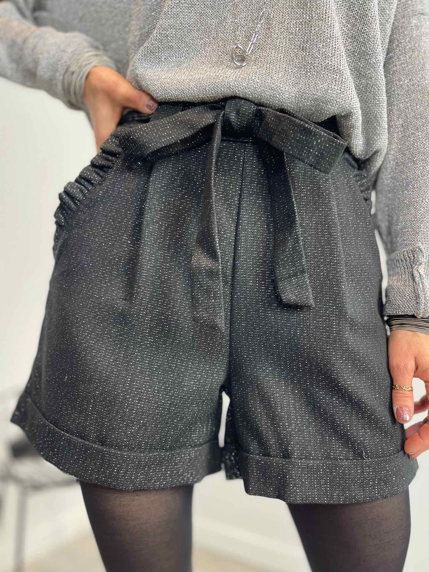 Short liséré argenté