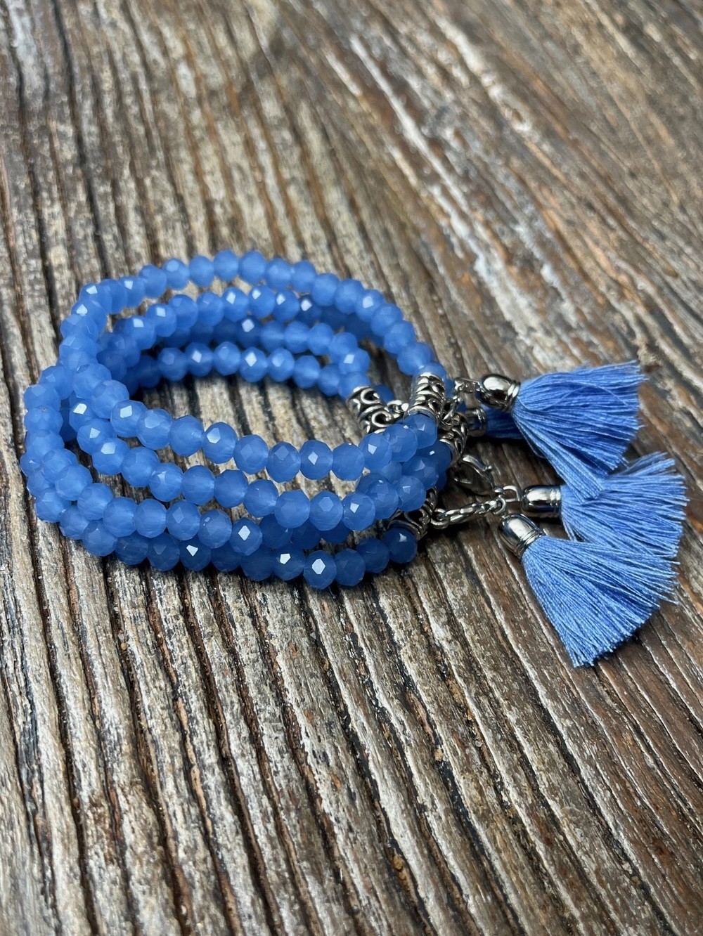 Bracelet pompon bleu jean