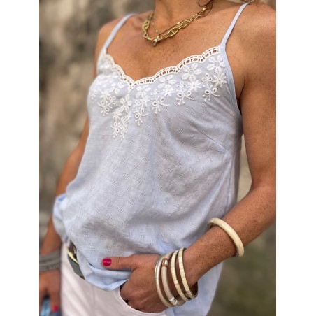 Top broderie bleu