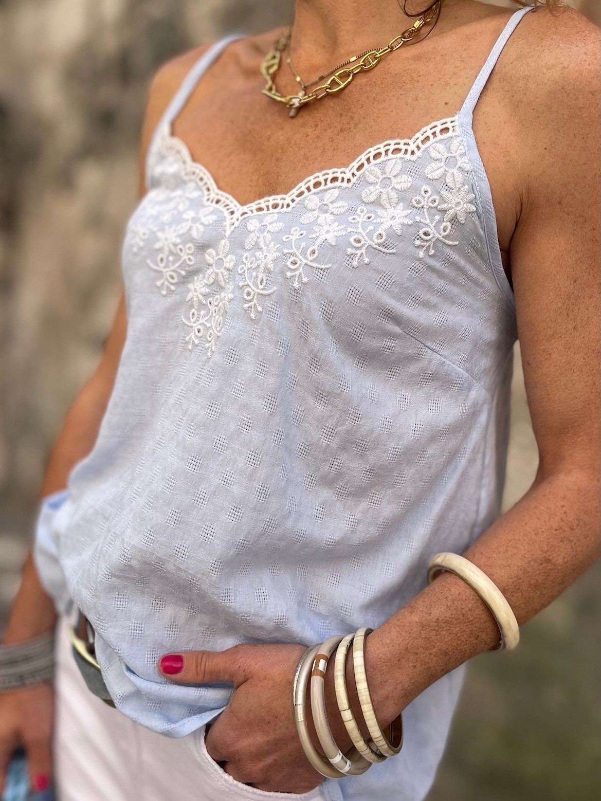 Top broderie bleu