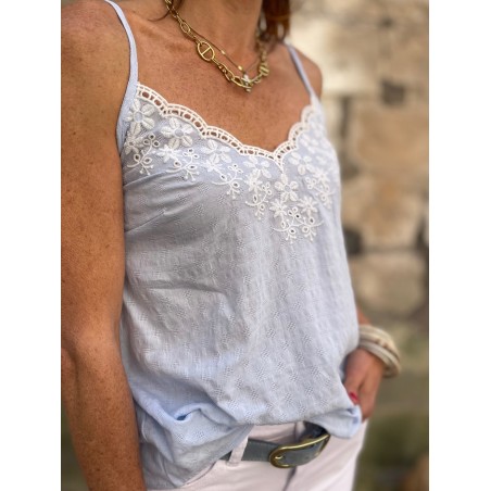 Top broderie bleu