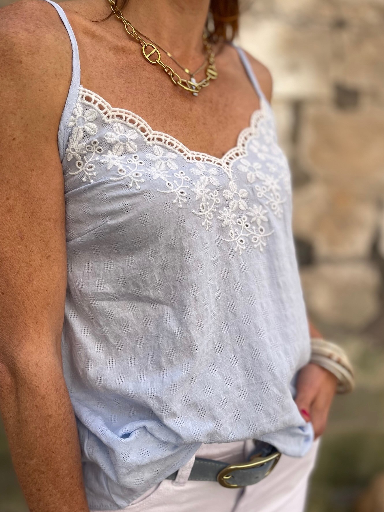 Top broderie bleu
