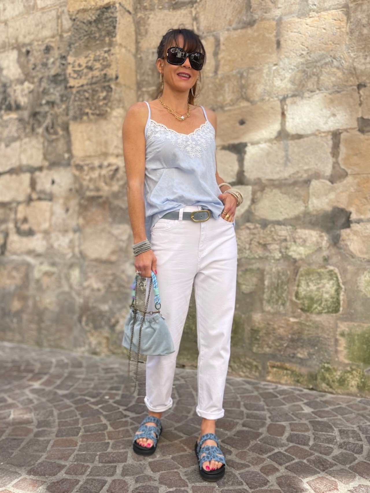 Top broderie bleu