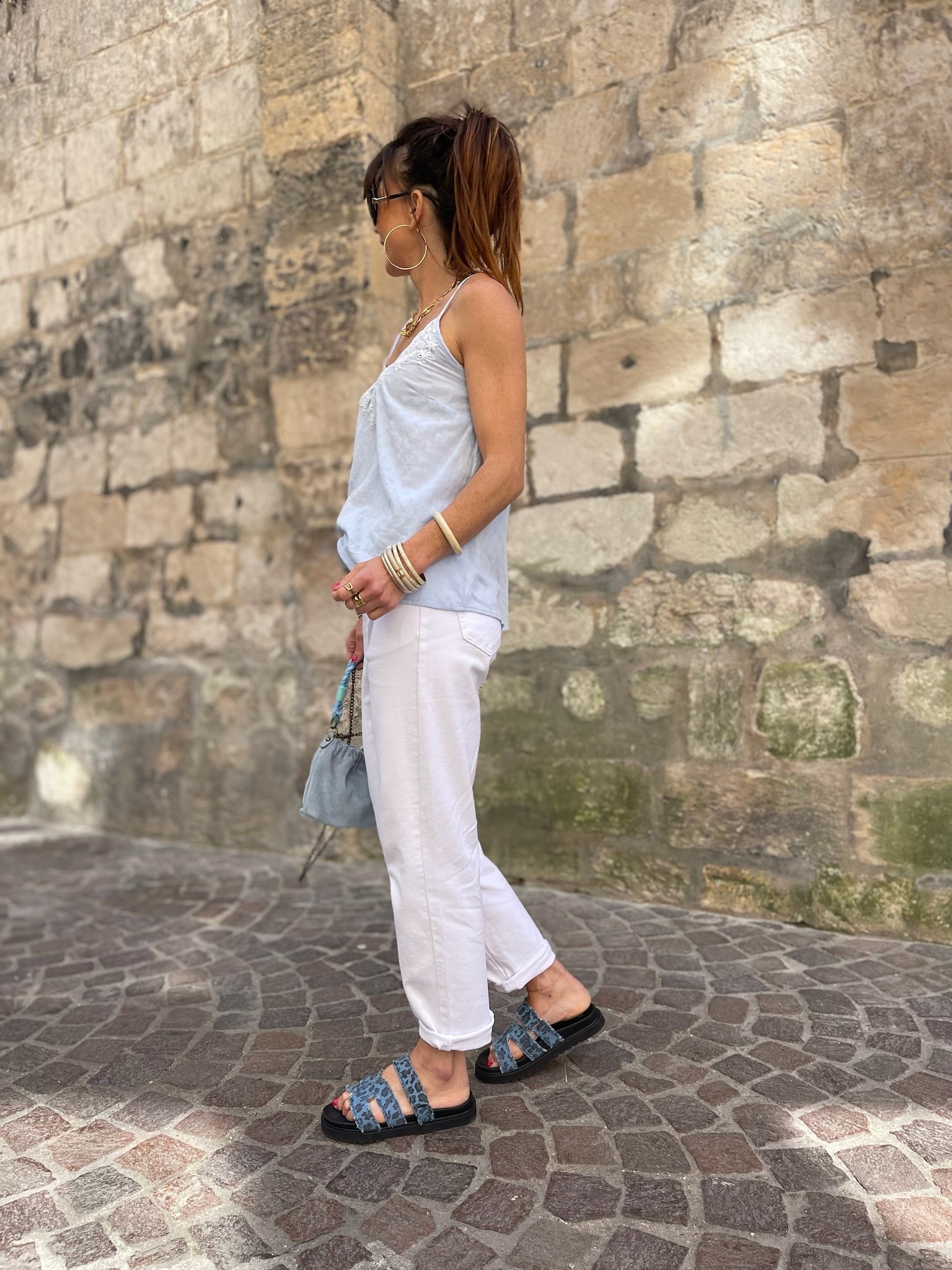 Top broderie bleu