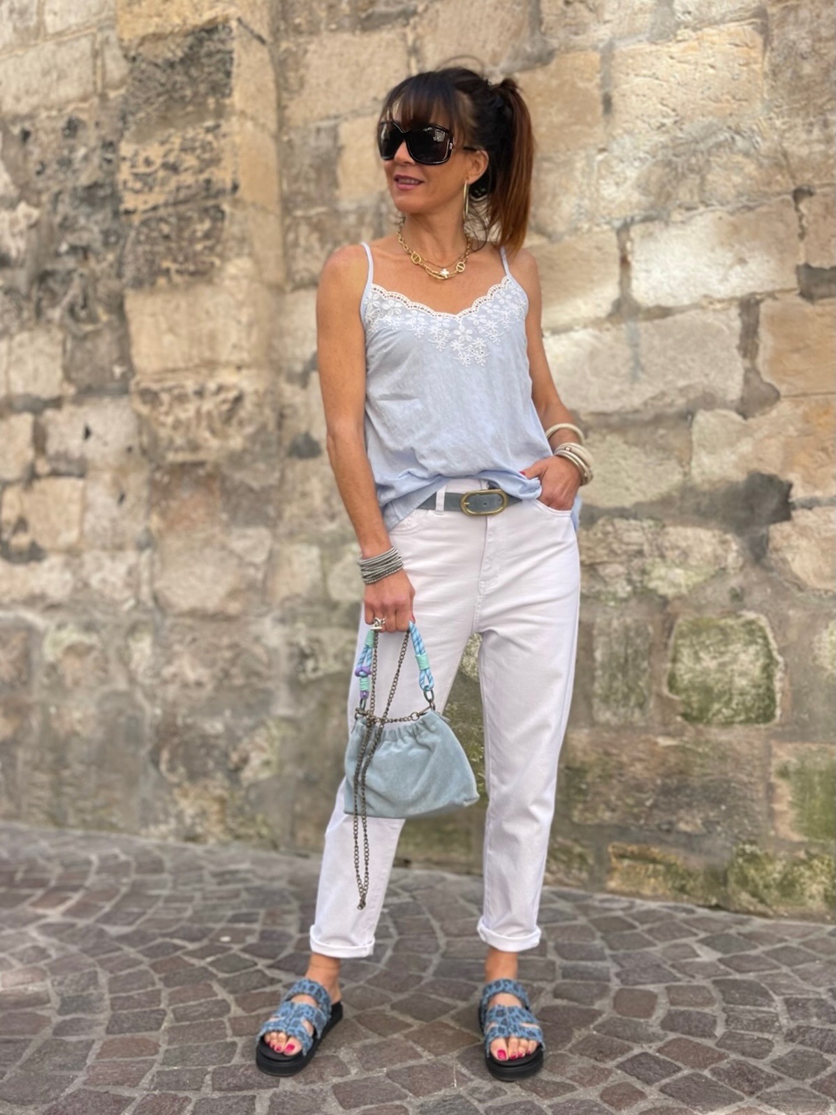 Top broderie bleu