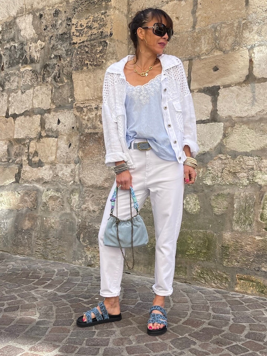 Top broderie bleu
