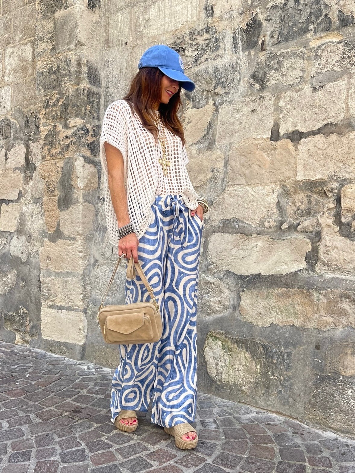 Pantalon fluide bleu à motifs