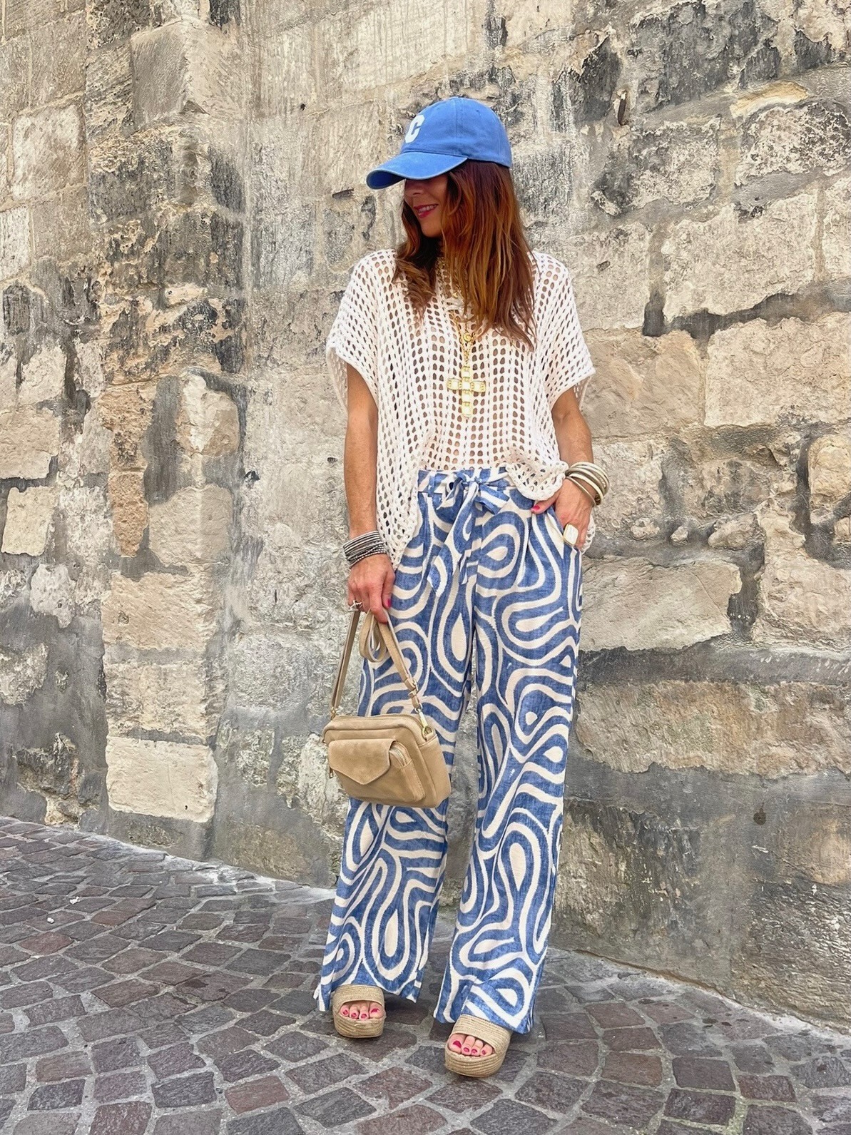 Pantalon fluide bleu à motifs