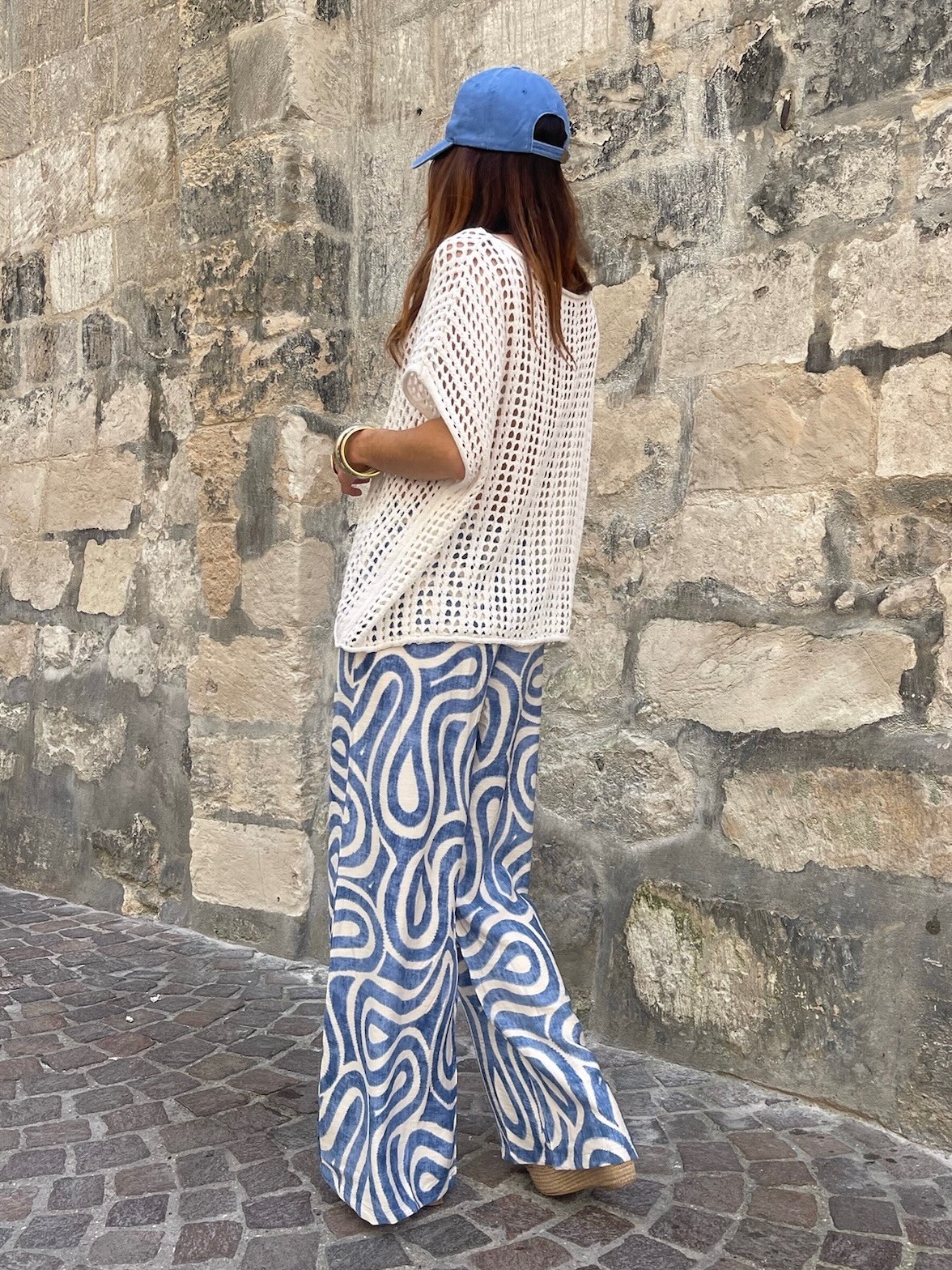 Pantalon fluide bleu à motifs