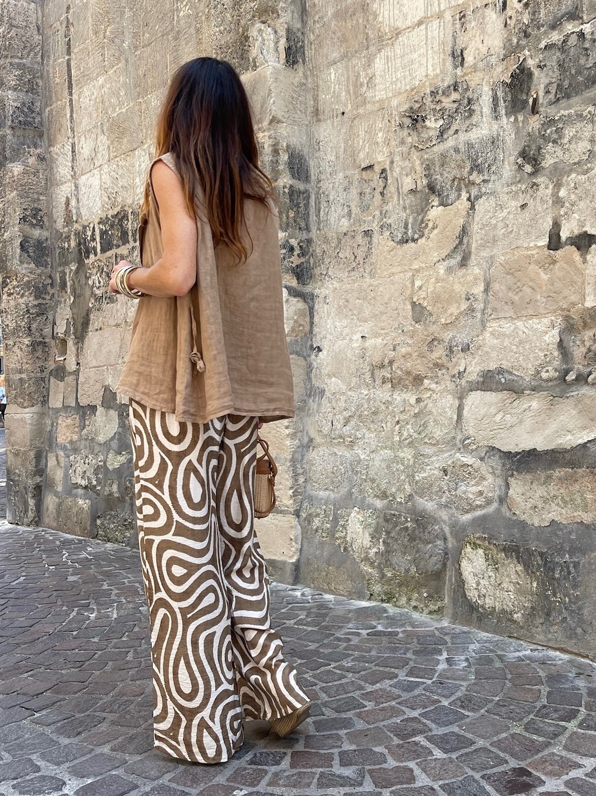 Pantalon fluide camel à motifs