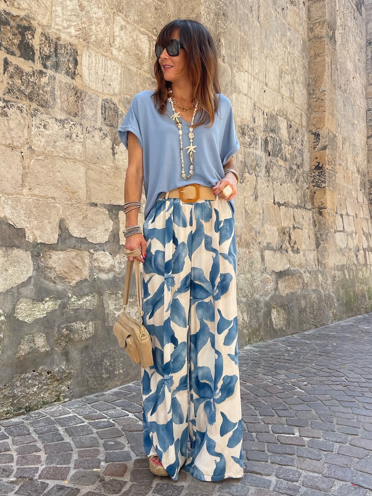 Pantalon fluide bleu à motifs