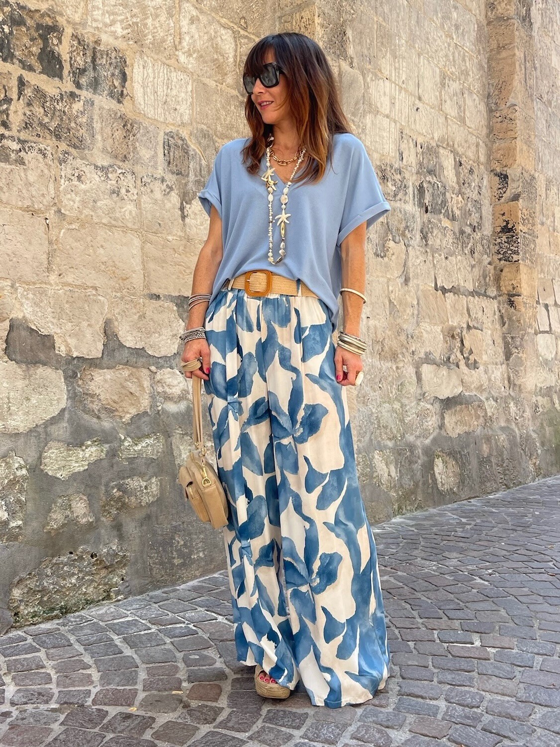 Pantalon fluide bleu à motifs