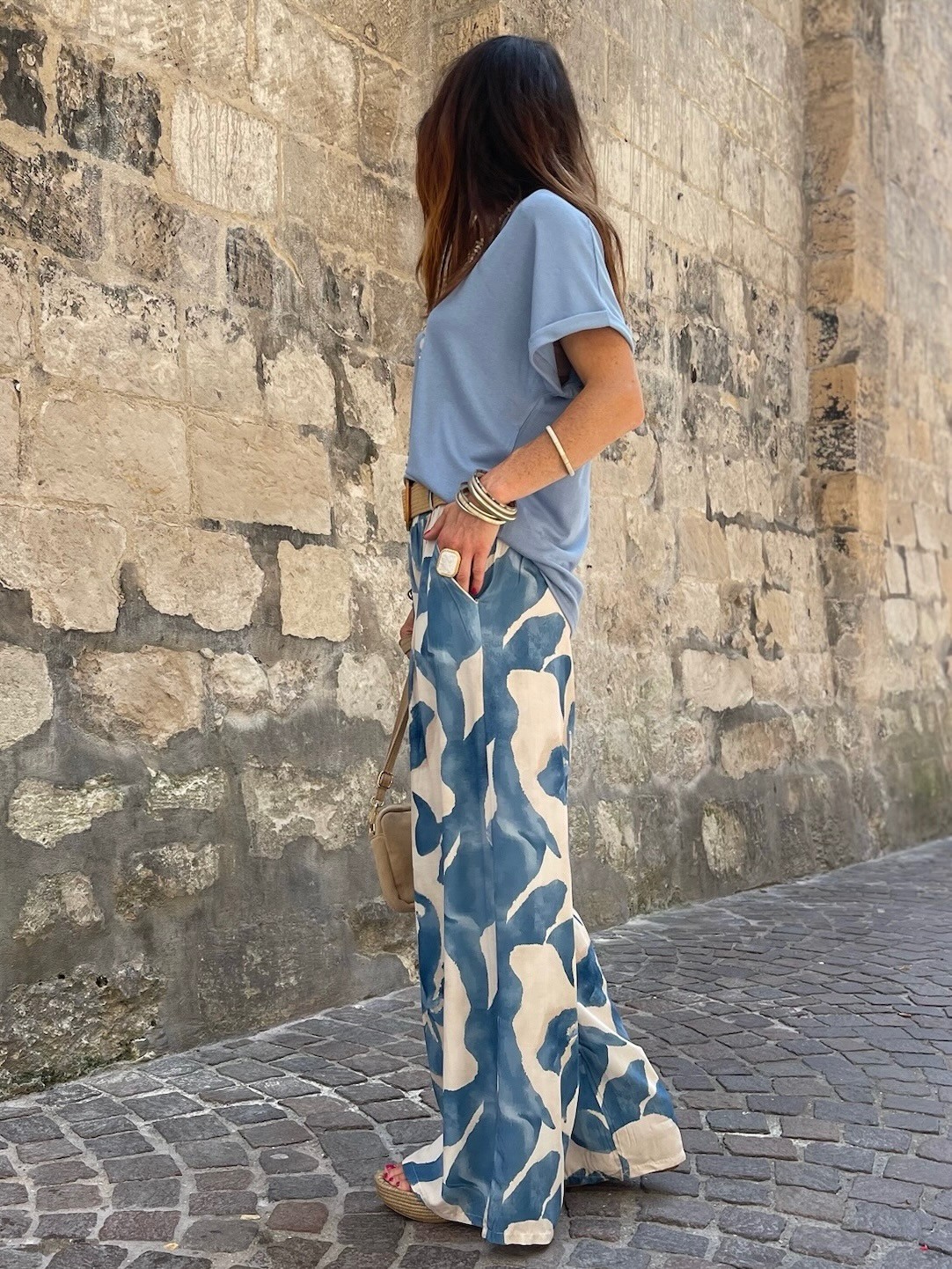 Pantalon fluide bleu à motifs