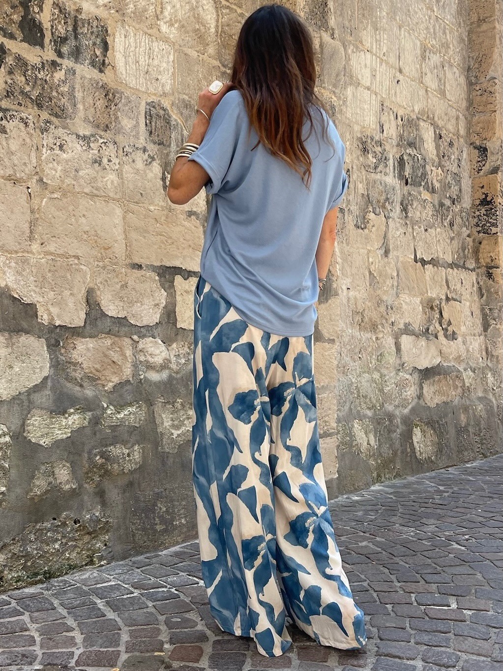 Pantalon fluide bleu à motifs