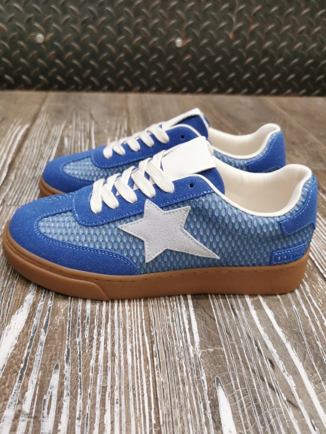 Baskets bleues résilles