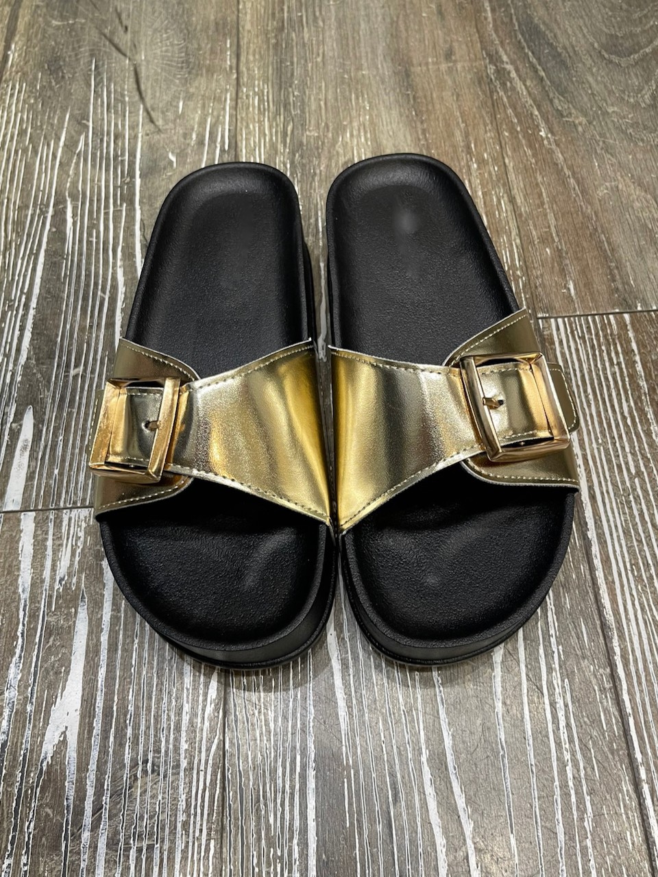 Mules boucles dorées