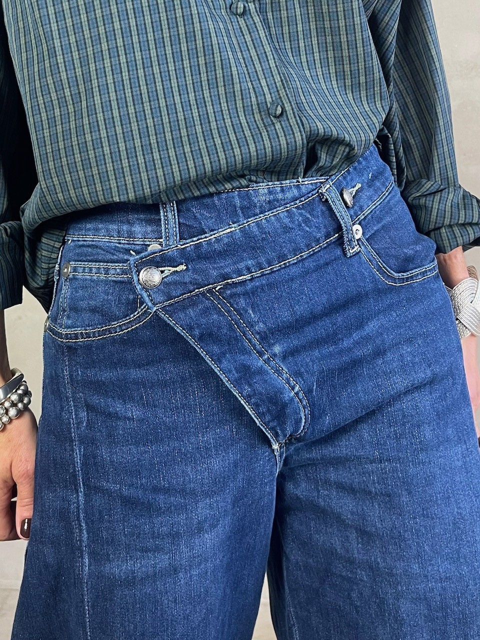 Jean boutonnière en biais
